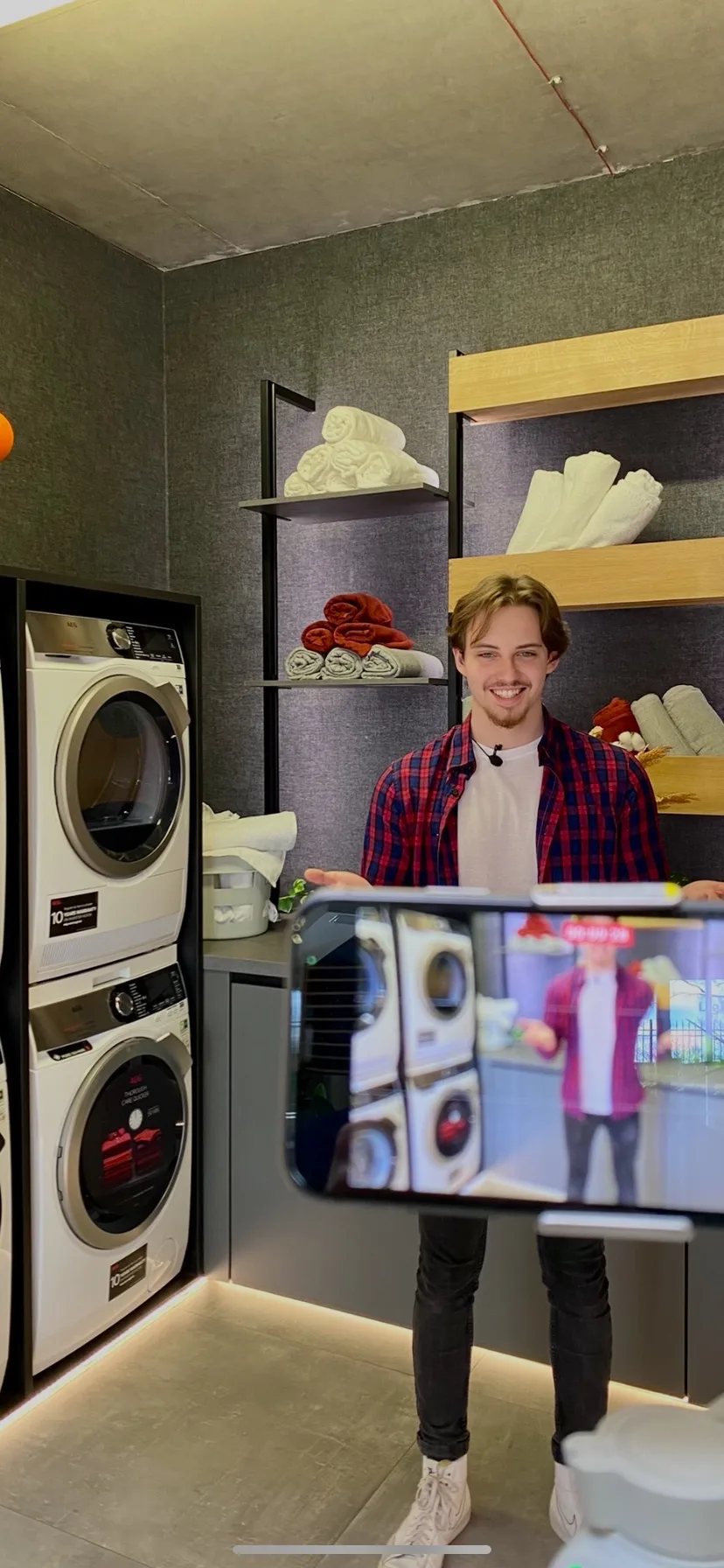 David při prezentaci produktu v showroomu
